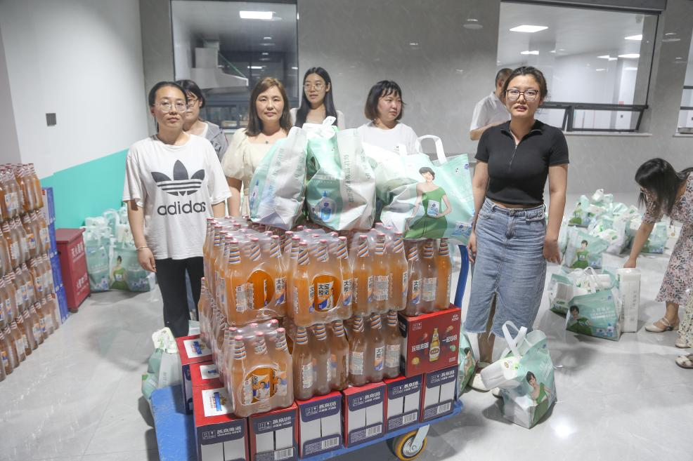 炎炎夏日送清涼，滴滴關懷沁人心